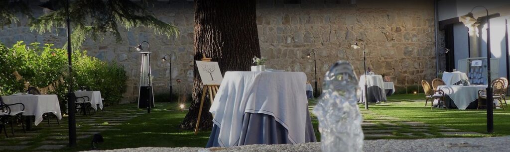 Jardín y terraza del hotel Sofraga Palacio preparados para una celebración