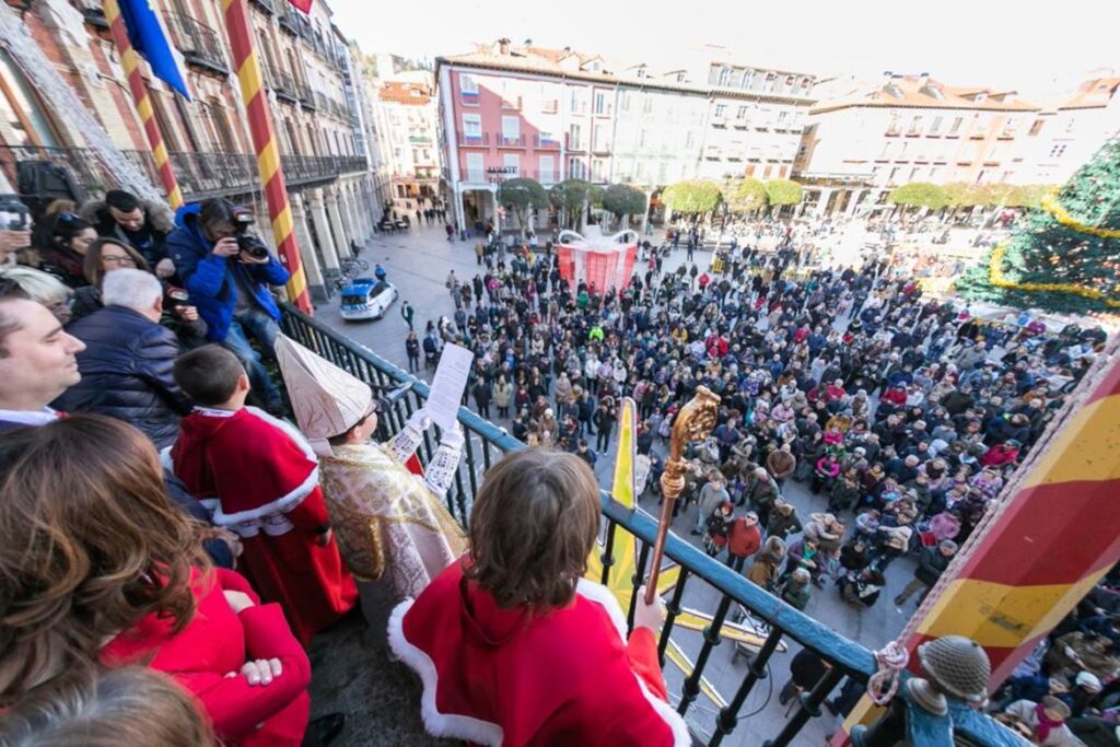 El «Obispillo» de burgos saluda a los asistentes desde el balcón del ayuntamiento