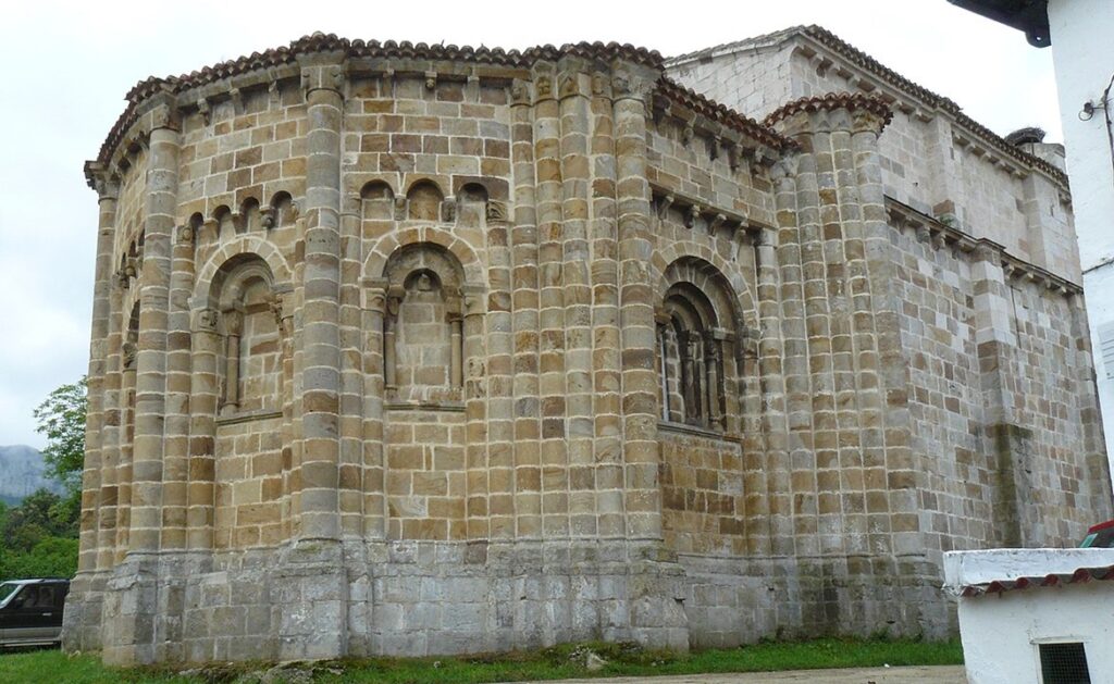 Ábside de la iglesia de San Lorenzo de Vallejo, en Las Merdindades burgalesas