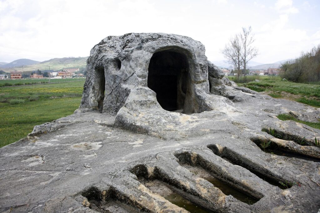 Necrópolis de la ermita rupestre de Cervera de Pisuerga
