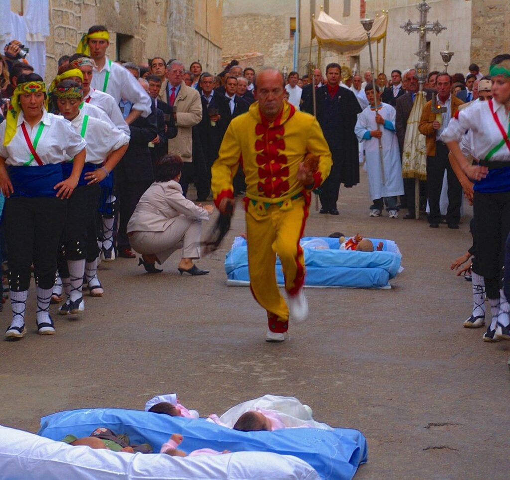 El Colacho salta a los bebés en la fiesta del domingo siguiente al Corpus Christi