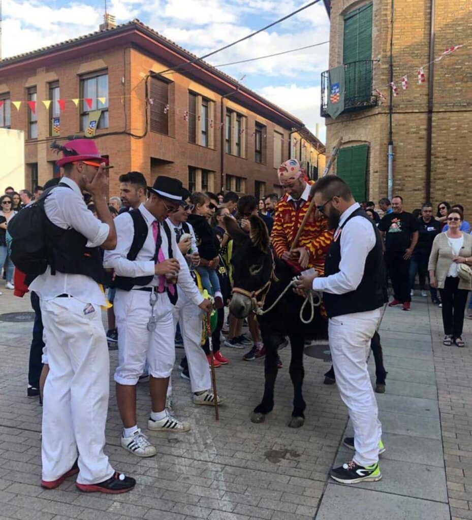 El Chiborra es juzgado  y recorre las calles de Cisneros montado en un burro