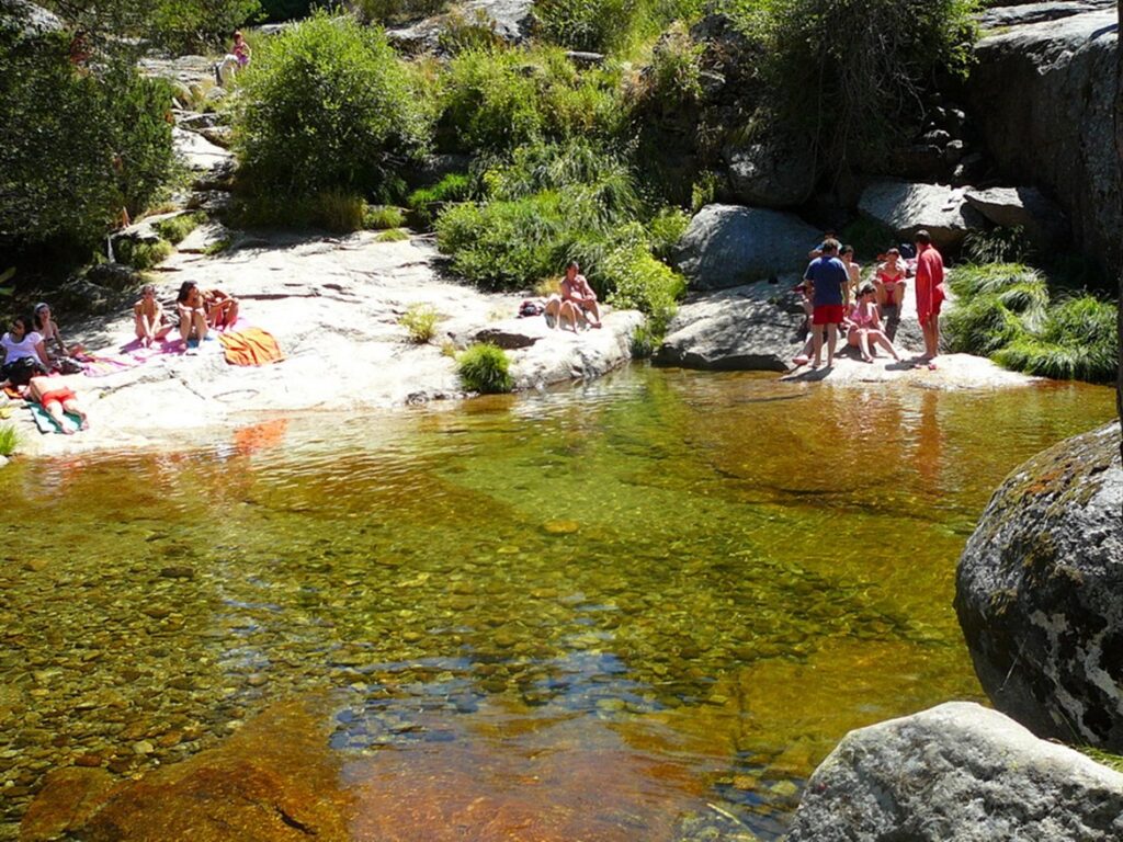 En las chorreras de Hoyos del Espino te puedes dar un baño en cualquiera de sus dos charcos