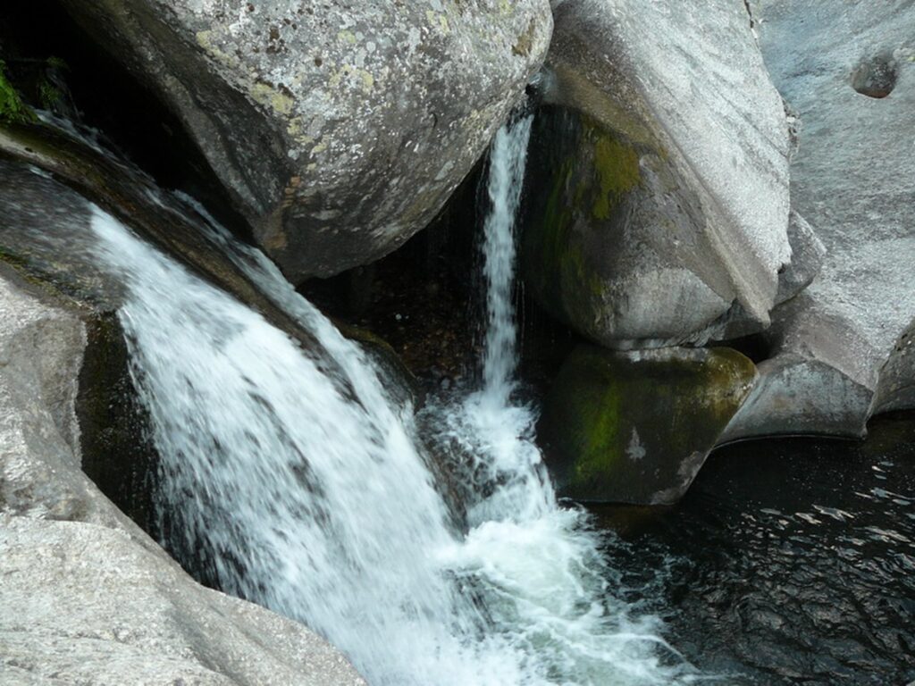 El agua te da la vida mientras la contemplas en las chorreras de Hoyos del Espino