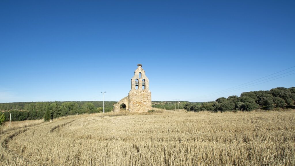 Contemplaba esa iglesia de una sola nave con cabecera. Contemplaba su espadaña piedra de tres vanos