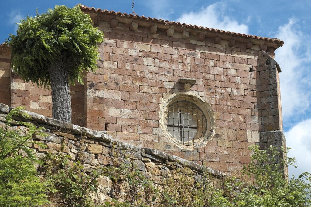 La iglesia de San Cornelio y San Cipriano contiene unas pinturas morales que merecen muy mucho la pena