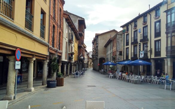 Plaza porticada de Cervera de Pisuerga, Palencia