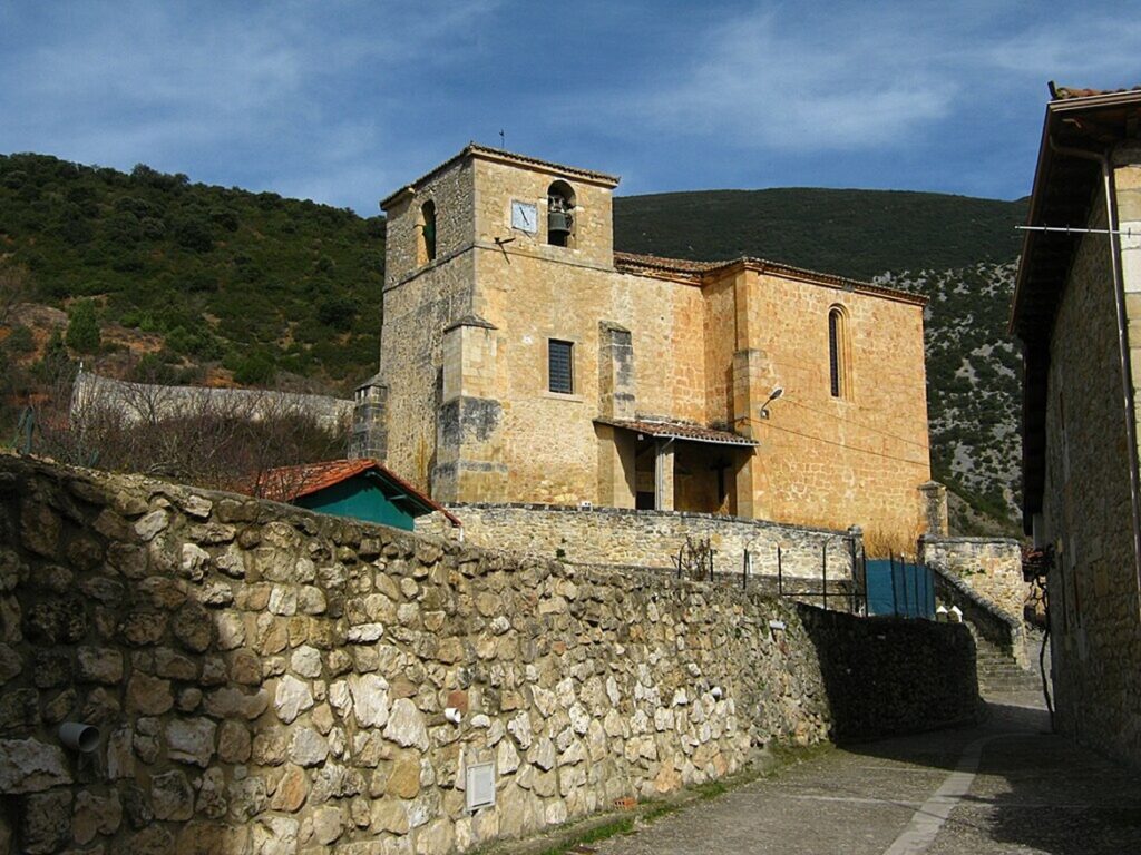 Iglesia de Herrán, localidad burgalesa en la que se combina el senderismo y la cultura