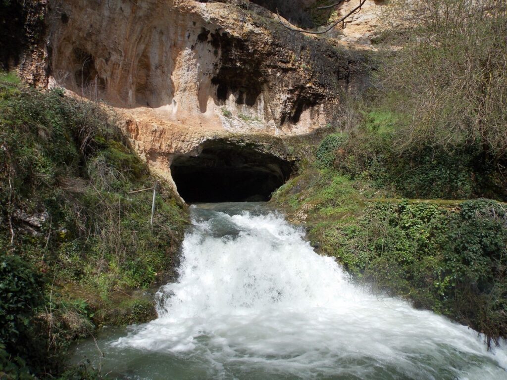 Cueva del Agua, en Orbaneja del Castillo