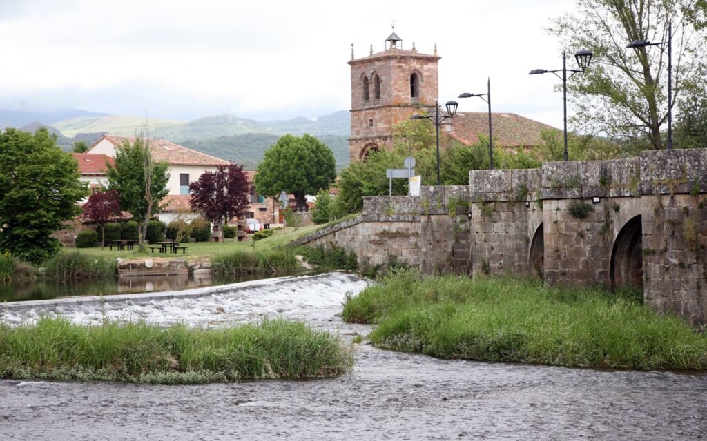 El puente de Salinas de Pisuerga, del siglo XVI, te dejará gratamente sorprendido