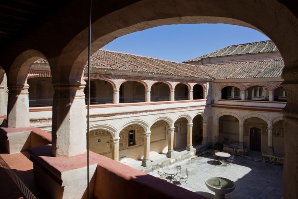 Vista del precioso claustro del Hotel San Antonio el Real, Segovia