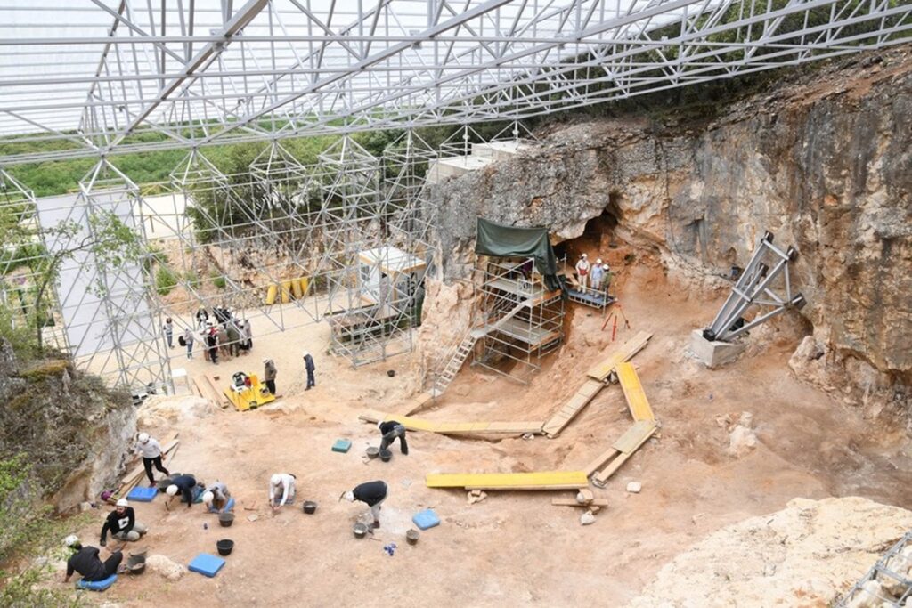 Así se trabaja los veranos en la Cueva del Ferrocarril de Atapuerca