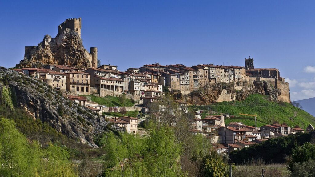 Preciosa vista general de Frías, ciudad más pequeña de España