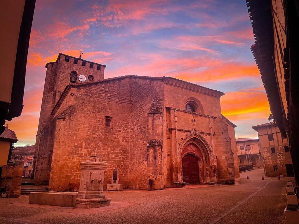 La iglesia de San Pedro es de estilo gótico y forma parte del entramado defensivo de la villa de Santa Gadea del Cid