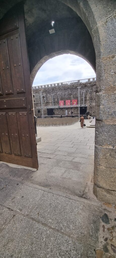 Vista del escenario del castillo de Arenas de San Pedro desde su puerta principal