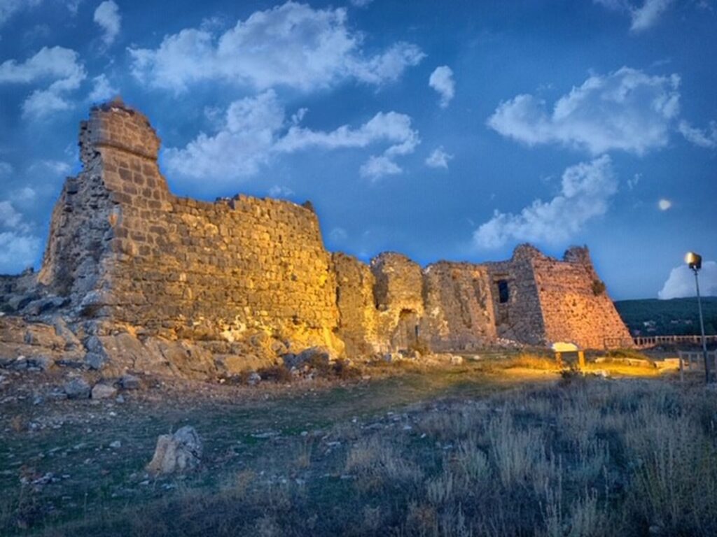 Castillo de San Leonardo de Yagüe iluminado por la noche