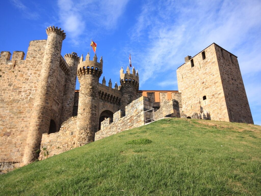 El castillo templario de Ponferrada domina desde lo alto toda la ciudad