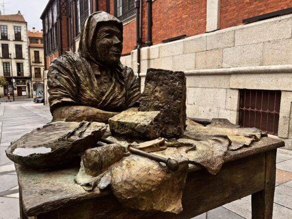 Escultura de de Gonzalo Coello Campos que homenajea a las turroneras de La Alberca en Salamanca