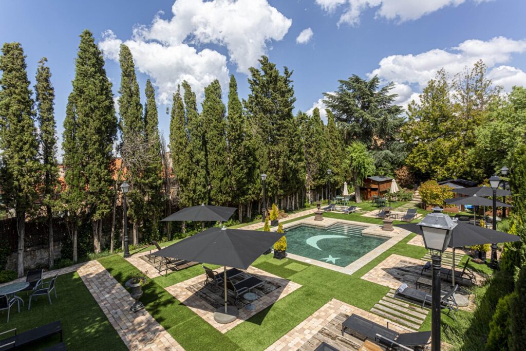 Jardín y piscina de La Casa del Presidente