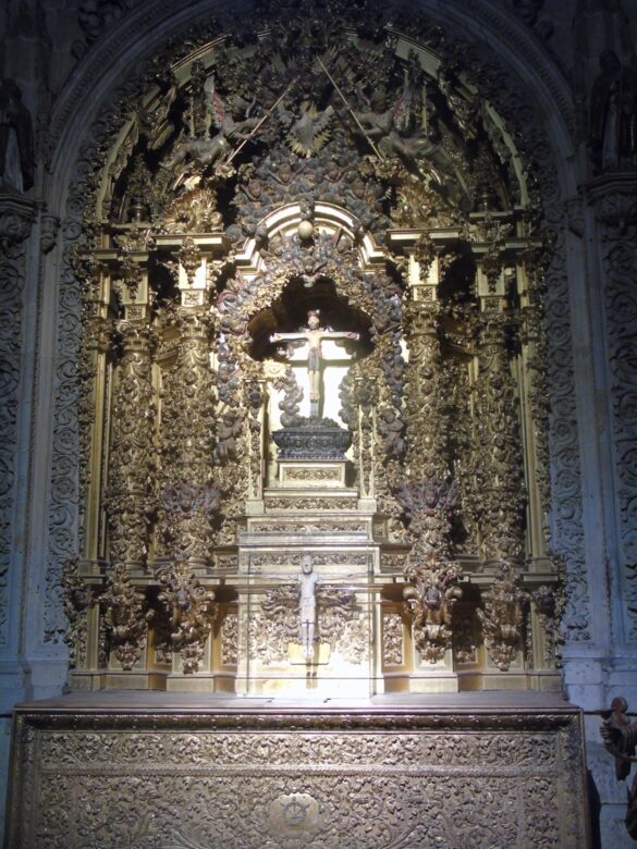 Retablo churrigueresco de la capilla del Cristo de las Batallas en la catedral nueva de Salamanca