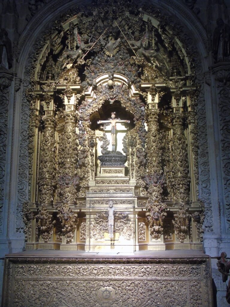 El retablo que acoge la imagen del Cristo de las Batallas está hecho en 1734 por Alberto Churriguera