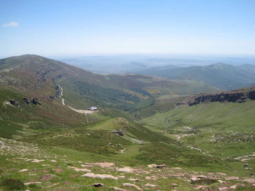 Cuando ves el refugio del Golobar ya has disfrutado de bosques, praderas y arroyos que te deleitarán con su belleza