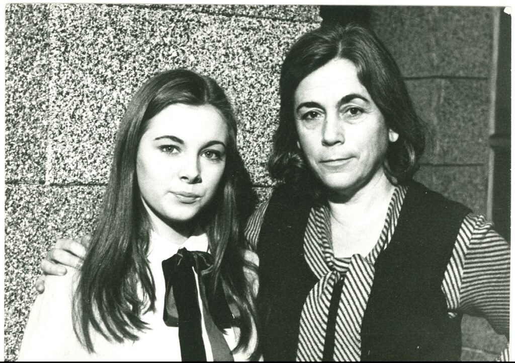 Carmen Martín Gaite con Inma de Santis, una de las protagonistas de la serie de TVE (1974) basada en Entre visillos