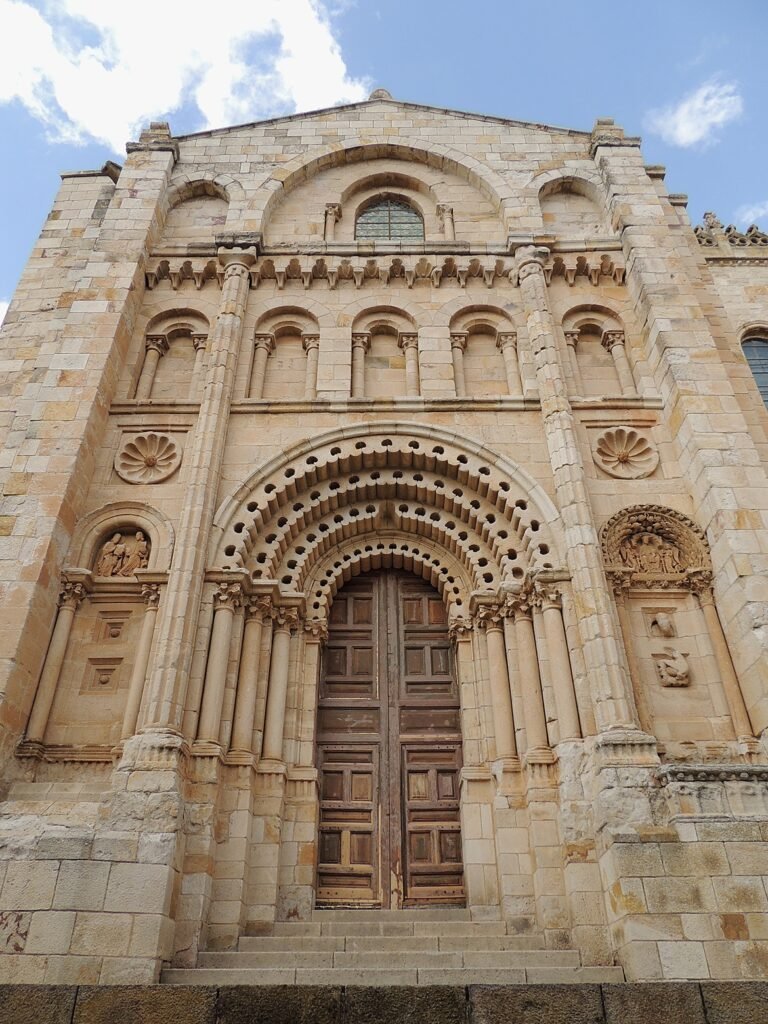 La cabeza de piedra está en la puerta del Obispo de la Catedral de Zamora (parte derecha según la miras)