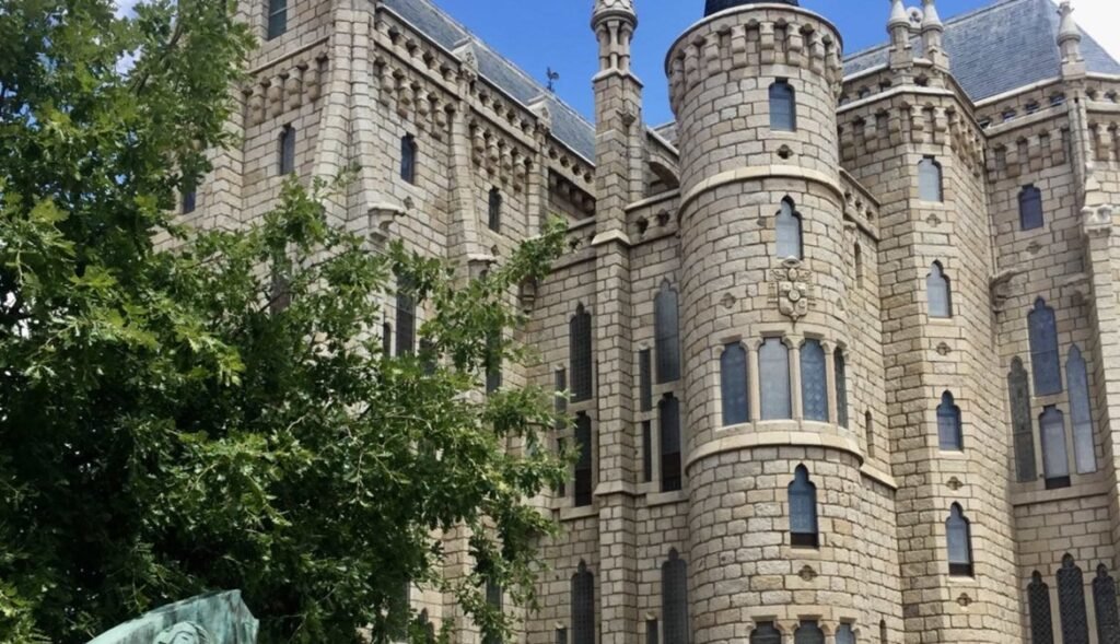 El Palacio Episcopal de Astorga es uno de los tres únicos edificios construidos por Gaudí fuera de Cataluña