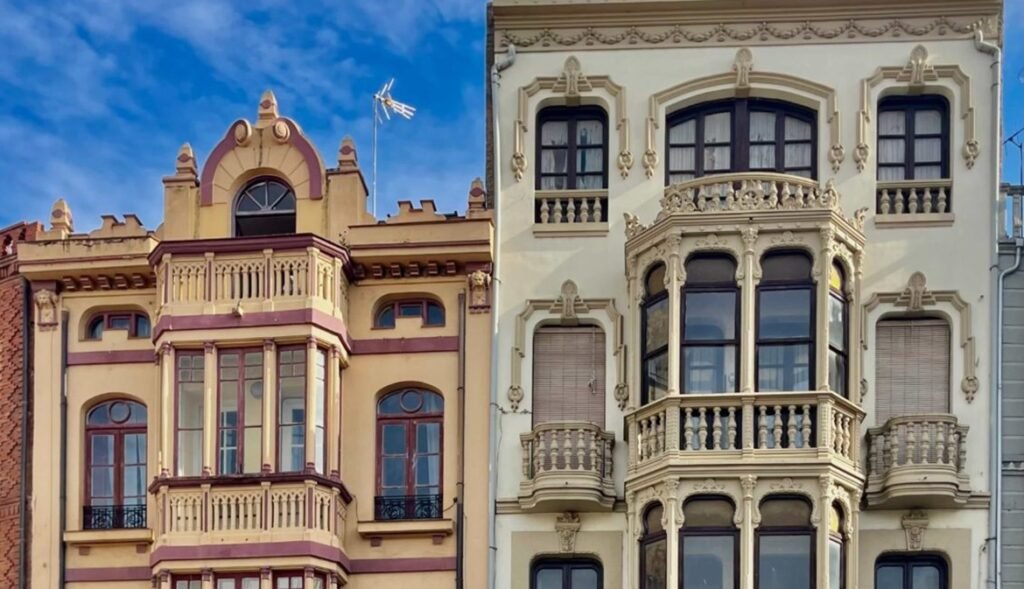 Si te fijas bien, te darás cuenta de que los edificios modernistas bañezanos tienen un estilo muy propio de esa ciudad