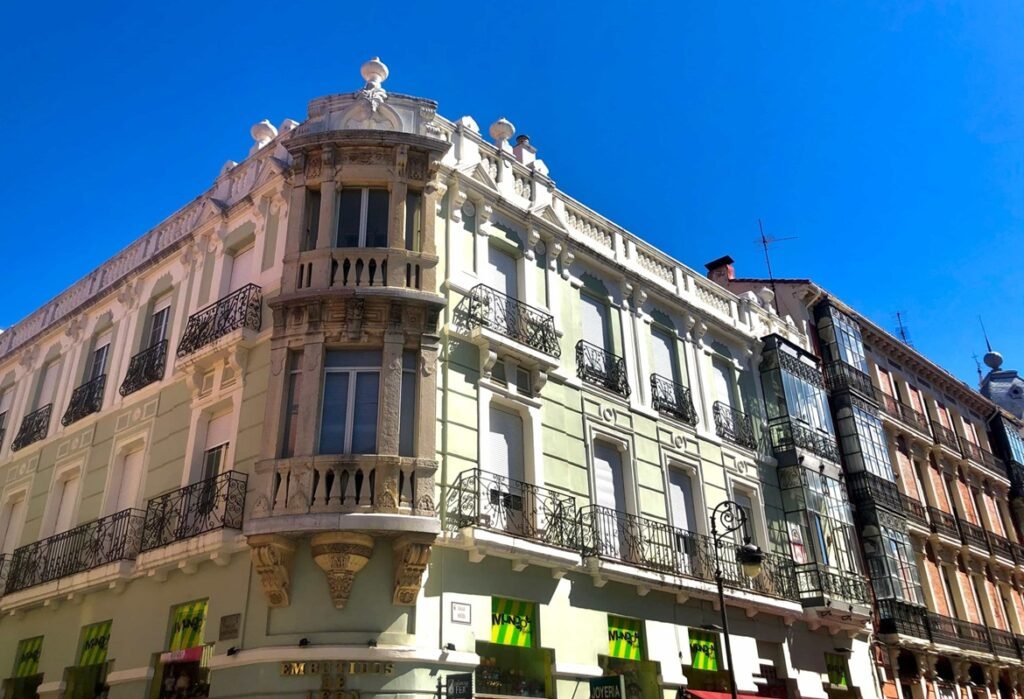 Léón está plagado de edificios modernitas por los que merece darse un buen paseo y disfrutar de sus vistas