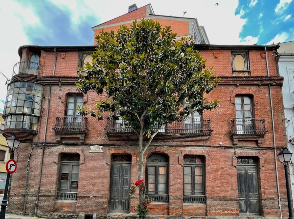 El modernismo de Bembibre es tardío y, sobre todo, se puede ver en las grandes casas donde vivía la alta burguesía industrial de principios del siglo XX