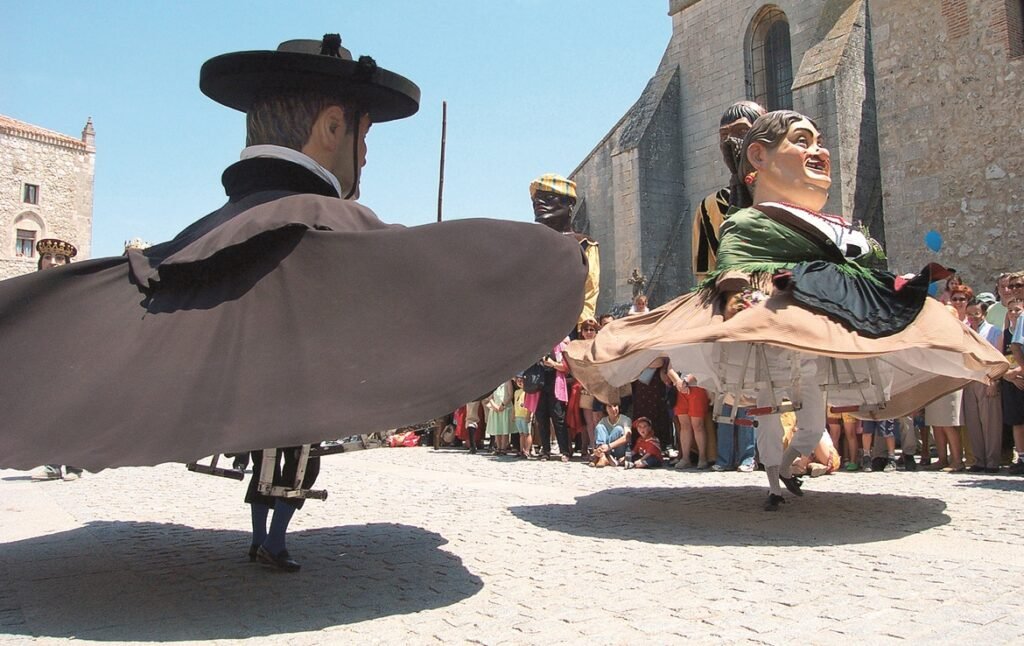 Los gigantillos bailan durante una celebración en Burgos