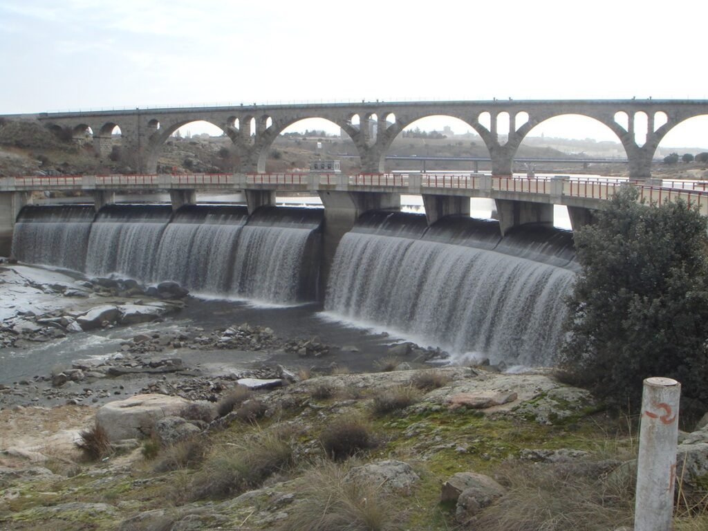 Presa de las Fuentes Claras, paraje dentro de una de las rutas circulares abulenses para niños que te recomendamos