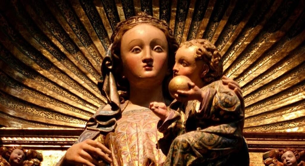 A Nuestra Señora de la Majestad se la conoce en Zamora de dos formas vulgares: la Virgen Calva, y la Virgen del Rayo